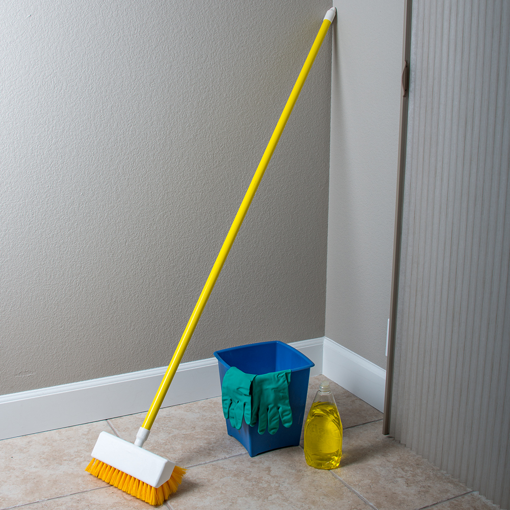 60" HANDLE YLW THRDD (12)